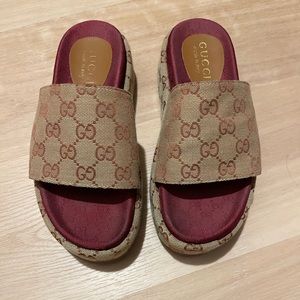 Gucci GG Logo Platform Slide Sandals

100% Authentic

Size 37

Fits 7 or 7.5
